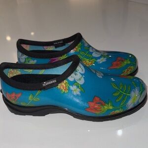 Sloggers Women's Blue Floral Waterproof Garden Clogs. Size 8